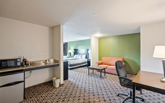 Отель Coratel Plus Suites Wichita West Airport