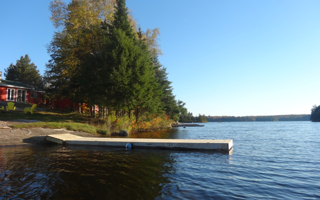 Курортный отель Ahmic Lake Resort