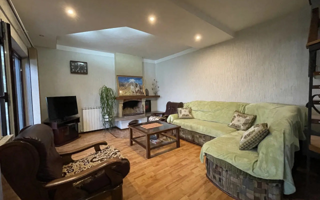 Dvukhetazhny Na Ulitse Drazhinskogo 33 Private house