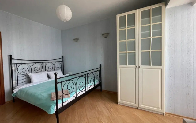 Prostornaya Tryokhkomnatnaya S Izolirovannymi Spalnyami Flat
