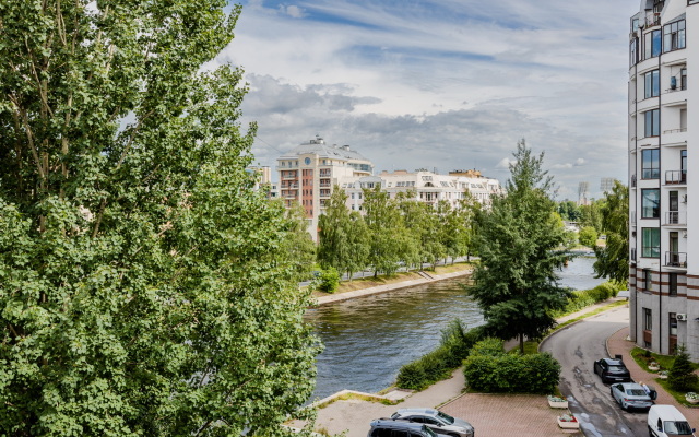 a.m. Rooms Petrovskiy overlooking the river Apartments