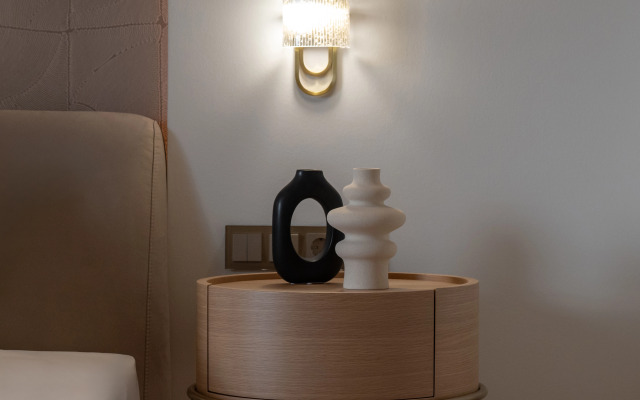 Dvukhmestnyye Marisol Amber s vidom na bassein Apartments