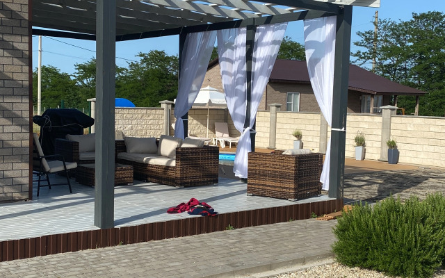 S Basseynom U Morya Private house