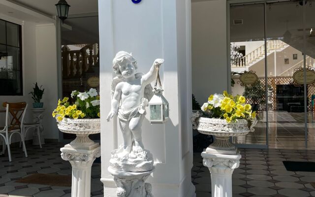Lucette Guest House