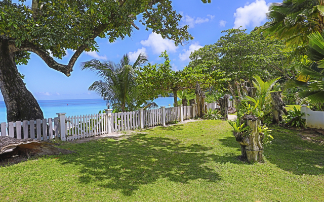 Mimi Beachfront Beau Vallon Villa