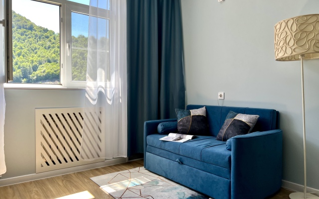 65 m udobnaya dlya semyi naprotiv Kazino s vidom na gory Flat