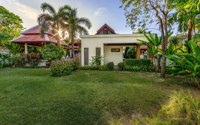 Toba Baan Bua Estate Naiharn Beach Villa