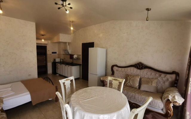 Na Bolshevistskoy 5 Private House