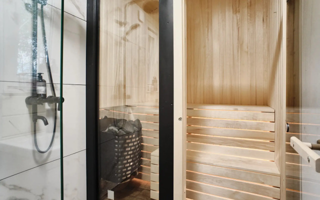 Частный дом с сауной, детской и спортивной площадкой