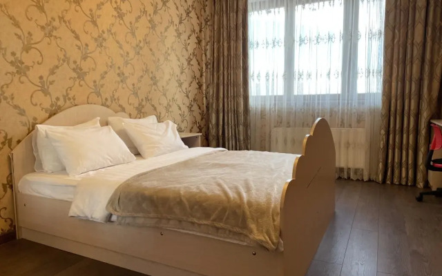 Prostornaya Yevro-Tryoshka U Metro (1) Apartment