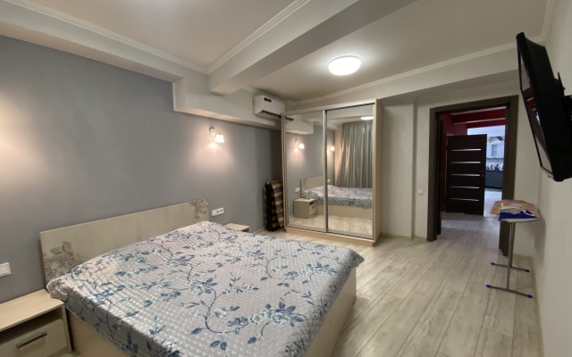 V Tsentre Yalty Apartments