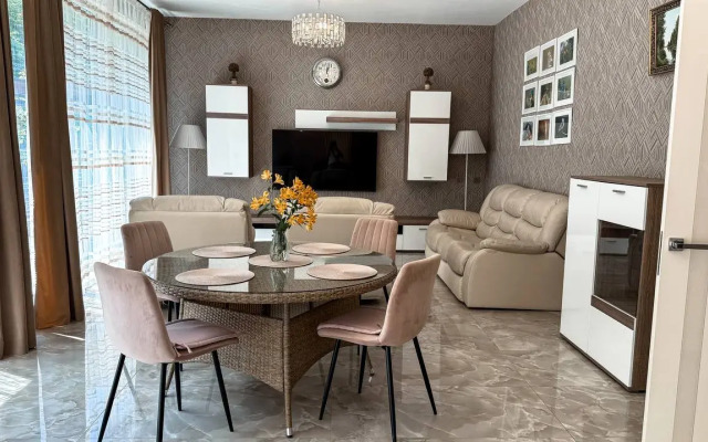 U Lesa S Basseynom Private House