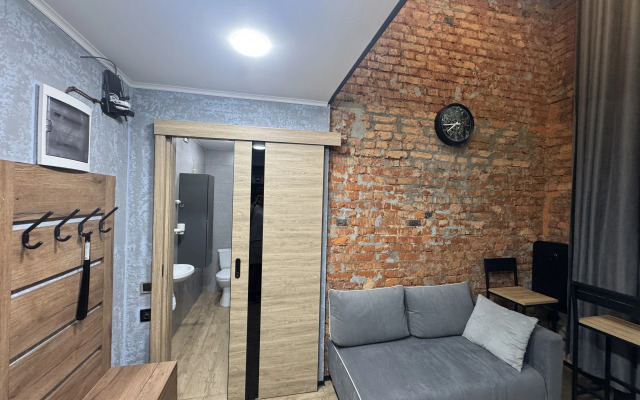 Dvukhurovnevaya studiya s dvumya sanuzlami v parke Apartments