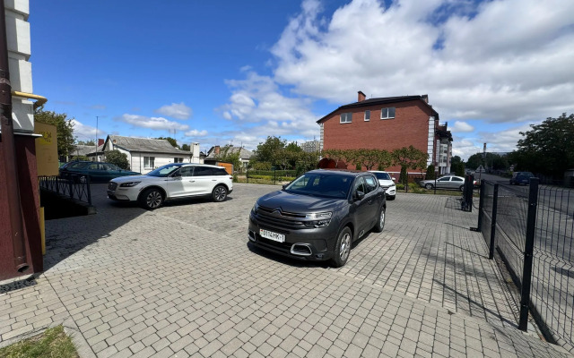Prostornaya Nedaleko Ot Tsentra S Parkovkoy Flat