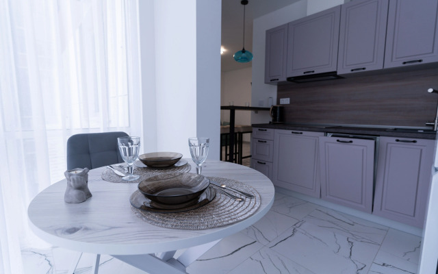 Апартаменты-студия 30 кв.м. с двуспальным диваном и панорамными окнами, 2 этаж