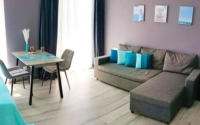 S Balkonom na 4 Gostey Flat