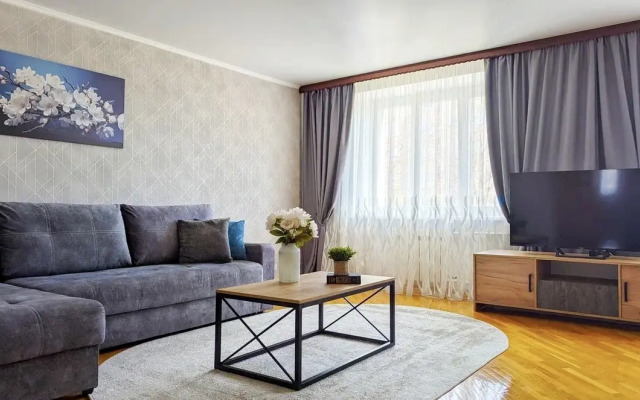 Bolshaya uyutnaya vozle parka flat