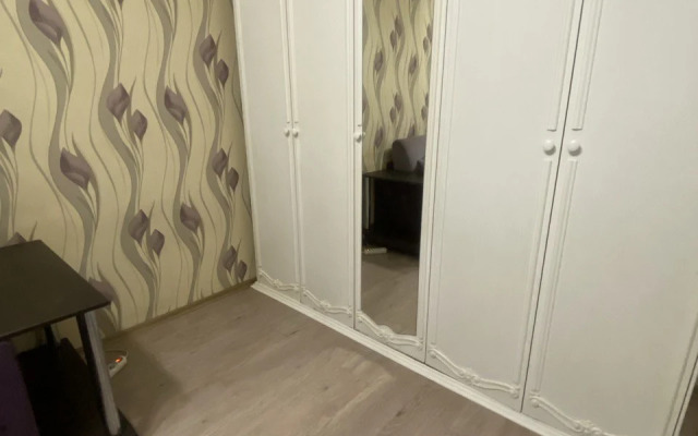 3Kh Komnatnaya Ryadom S Parkom Pobedy 3 Etazh Flat