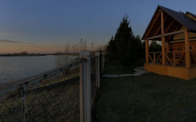 Частный дом у реки