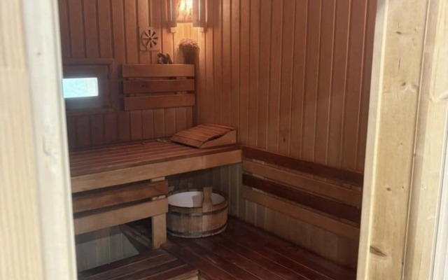 Частный дом из бревна с баней