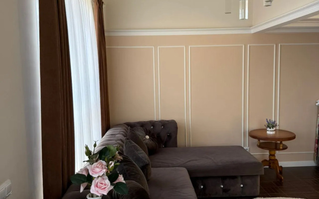 Dvukhurovnevaya v Imeritinskoy bukhte Flat