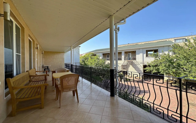 Na Revolyutsionnoy 31a Guest house