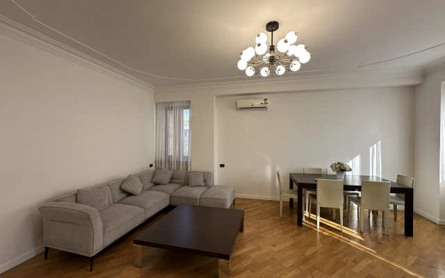 3-K Kvartira na Prospekte Sayat-Novy Flat