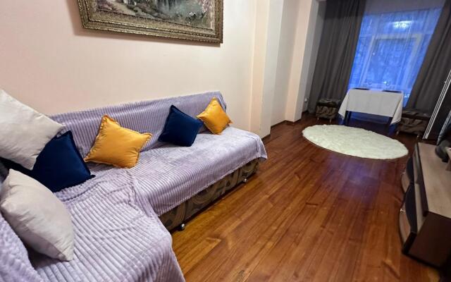 Dvukhkomnatnye Apartamenty Na Tsvetochnoy Flat
