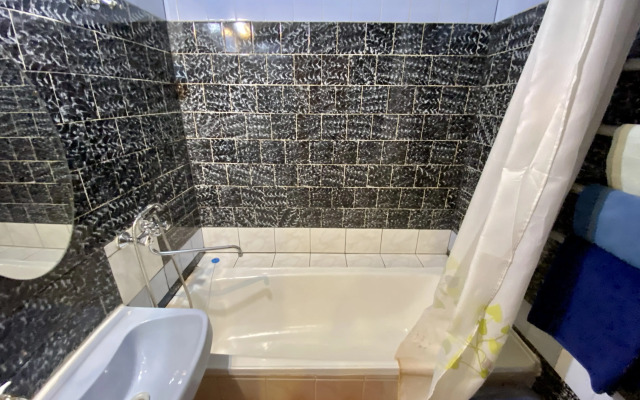 Уютная Семейная двухкомнатная квартира Невский 13 с балконом и парковкой