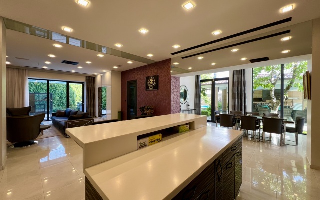 Luxury Villa With Pool and Jacuzzi