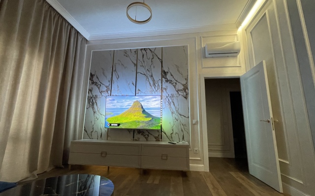 Mona Lisa Flat
