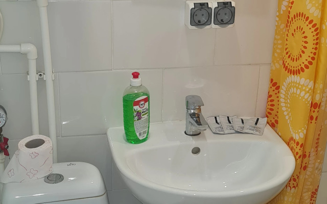 Studiya u Zhd Vokzala i Allei Geroyev Apartments
