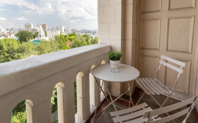 Apartments Uluchshennye S Dvumya Spalnyami I Balkonom