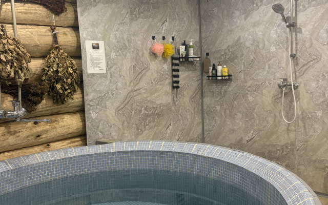 Частный дом из бревна с баней