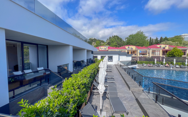 Dvukhurovnevye s basseynom Apartments