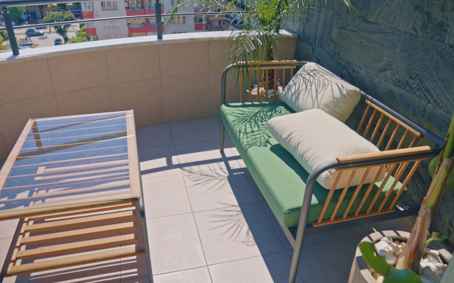 Qoople Legend A40 v 100 Metrakh ot Morya Apartments