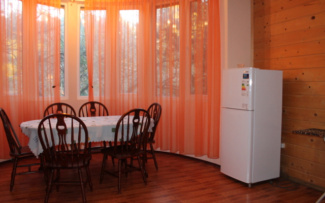 Na Shosse Alupkinskom 62V Guest House