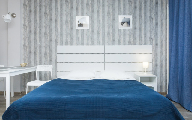 Светлая студия Этажидейли с балконом в Центре