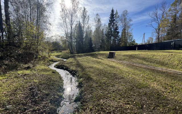 Частный дом Дом в лесу у ручья