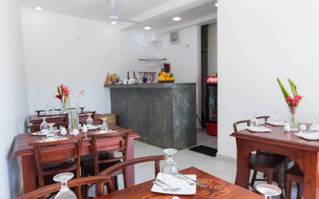 The Waves Unawatuna Hotel