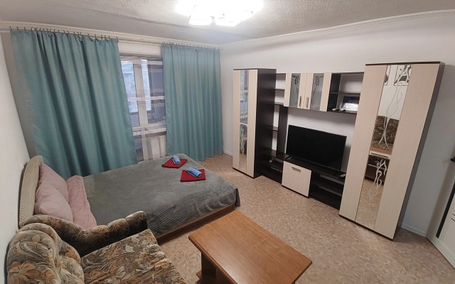 Tryokhkomnatnaya S Razdelnymi Spalnyami I Balkonom Flat