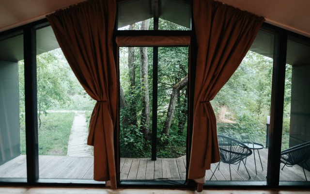 Поляна Глэмпинг, 1-я линия моря (12+)