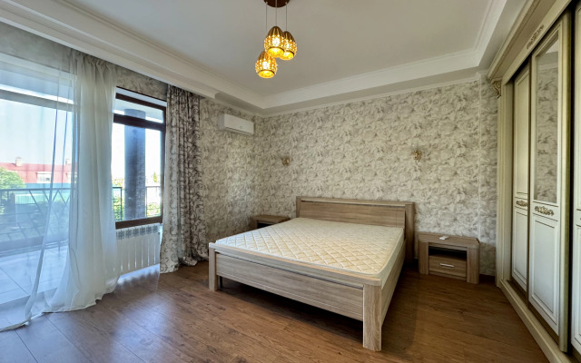 3-Kh Komnatnaya S Balkonami U Tts Konfetti Flat