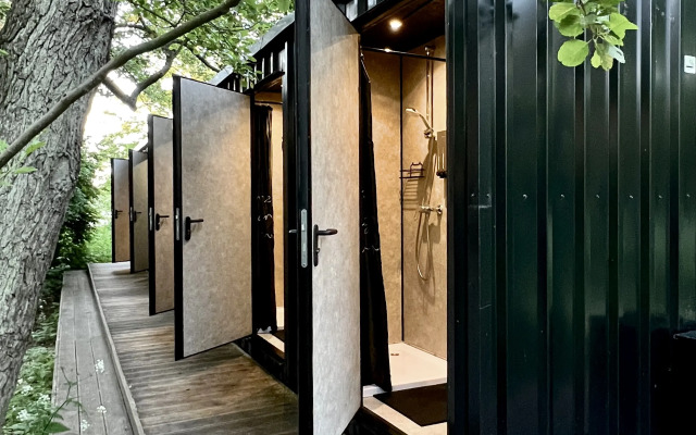 Поляна Глэмпинг, 1-я линия моря (12+)