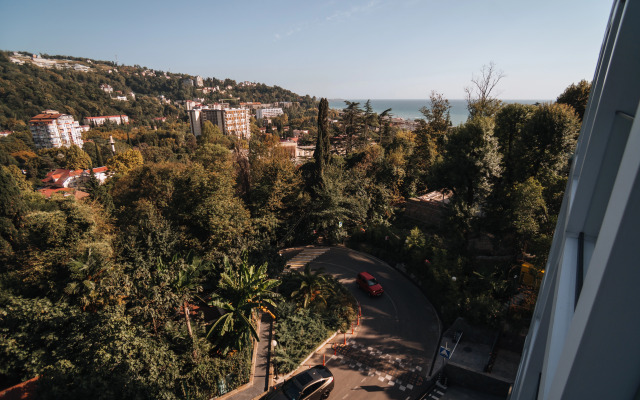 V Sochi Tsentr Khosty s kruglogodichnym podogrevaemym bassejnom i vidom na more AK Gorka Apartments