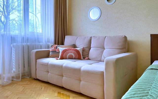 Uyutnaya na Brodvee s balkonom Flat