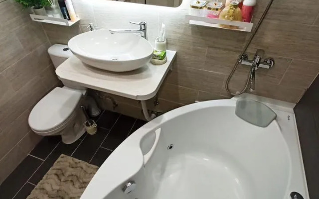 S Dzhakuzi S Sovremennym Remontom Flat