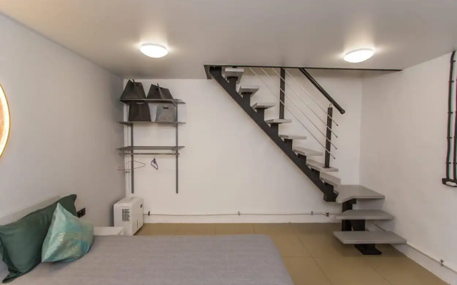 Novye trekhurovnevye apartamenty s vyhodom na Arbat Apartments