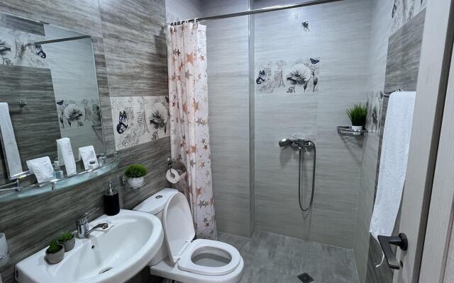 Comfort With Green Refreshing Interior Apartments