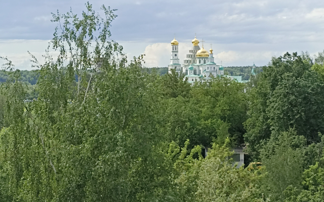 S Vidom Na Monastyr Flat